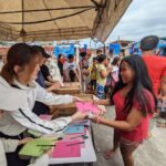 セブ島スラム街訪問文房具支給